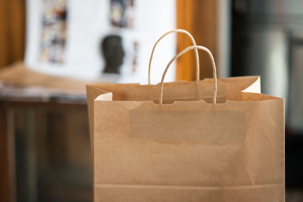 La bolsa de papel del envase al emblema de la sostenibilidad moderna